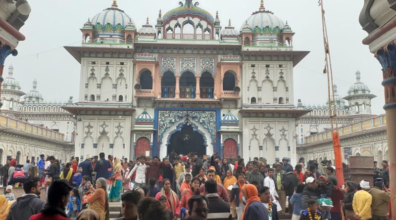 नयाँ वर्ष मनाउन जानकी मन्दिरमा भारतीय नागरिकको घुँइचो (तस्विर सहित)
