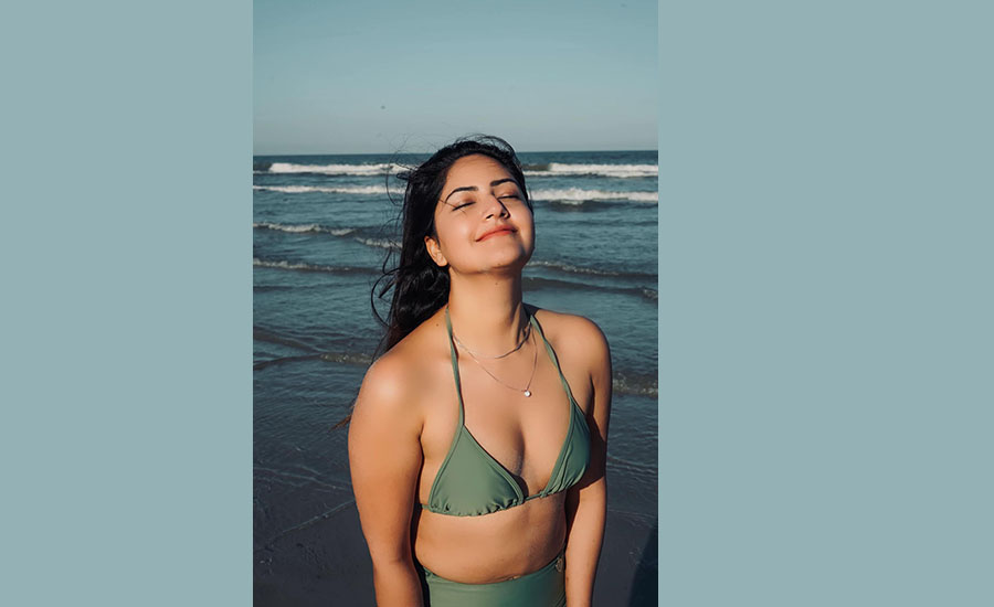 कमेन्टको बाढी आएपछि वर्षाले हटाइन् बिकिनी तस्वीर