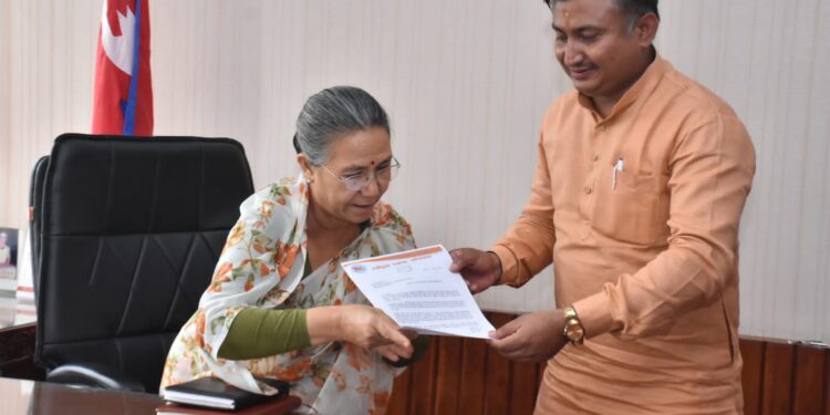 चीनले कब्जा गरेको भूमि फिर्ताको माग गर्दै मन्त्रीलाई ज्ञापन