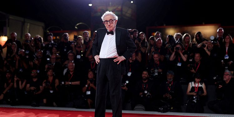 यौन दुर्व्यवहारको आरोप लागेका निर्देशक वुडी एलेनविरुद्ध भेनिस रेडकार्पेटमा प्रदर्शन