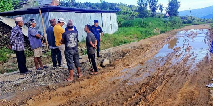 कालोपत्र भएको तीन महिनामै भत्कियो सडक
