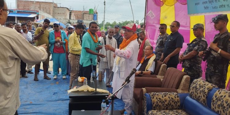 पूर्वप्रधानमन्त्री माधव नेपाल र झलनाथ खनाल चन्ही चाैकमा