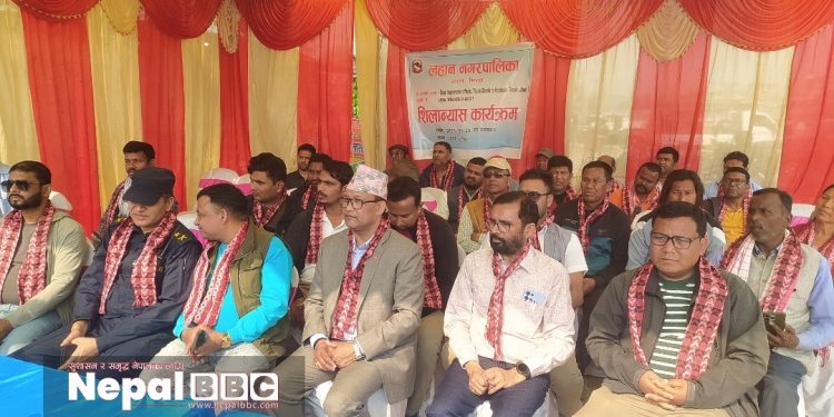 थाना चौकदेखि कटहा सडक कालोपत्रे हुँदै, मेयर महेश चौधरीद्वारा शिलान्यास