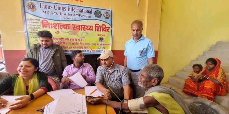 शहरका चिकित्सक गाउँमा,लहान–२१ मा स्वास्थ्य शिविरमा भीड