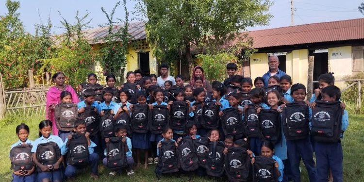 जनता आ.वि. मा विद्यार्थीलाई विद्यालय ब्याग वितरण