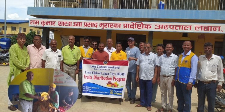 नवअध्यक्षको पहिलो कार्यक्रम लायन्स क्लबले बिरामीलाई बाँड्यो फलफूल
