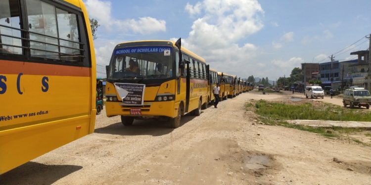 लहानमा सयौं स्कुल बससहित सरकारविरुद्ध प्रदर्शन