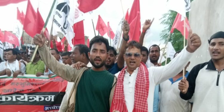 जिल्ला अध्यक्ष अशोक यादवको नेतृत्वमा सिरहामा विरोध प्रदर्शन, सयौं कार्यकर्ताको सहभागिता