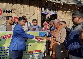 सिराहामा पीडित किशोरी रजनी ठाकुरको उपचारका लागि १७ हजार आर्थिक सहयोग