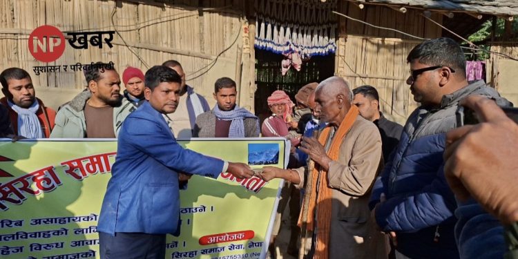 सिराहामा पीडित किशोरी रजनी ठाकुरको उपचारका लागि १७ हजार आर्थिक सहयोग