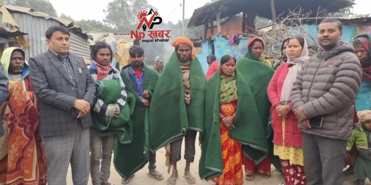 जाडो प्रभावित परिवारलाई मेयर यादवद्वारा न्यानो कम्बल उपहार