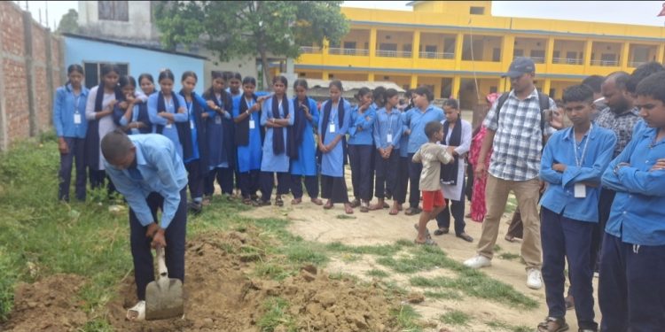विद्यालयमै सिक्दै दिगो कृषि: विद्यार्थीलाई कम्पोष्ट मल निर्माणको व्यवहारिक प्रशिक्षण