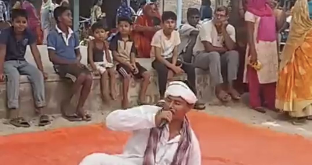 पराल नजलाउन र विषादी घटाउन किसानलाई सडक नाटकमार्फत आग्रह