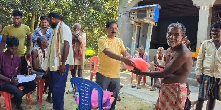 नवराजपुरमा समाजसेवी जयकृष्ण यादवद्वारा १३० घरधुरीलाई झुल वितरण