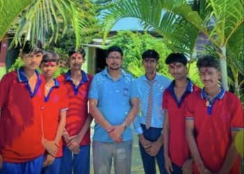 दसैंको टीका थापेर मनोकामना एजुकेसनल एकेडेमीका विद्यार्थी घर फर्किदै