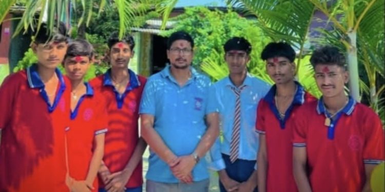 दसैंको टीका थापेर मनोकामना एजुकेसनल एकेडेमीका विद्यार्थी घर फर्किदै