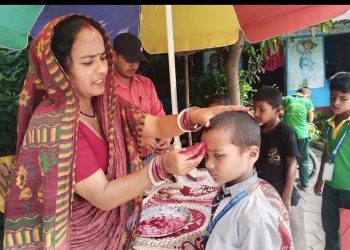 गोल्डेन फ्युचर स्कुलमा गुरुआमाबाट टीका थाप्दै बिद्यार्थी