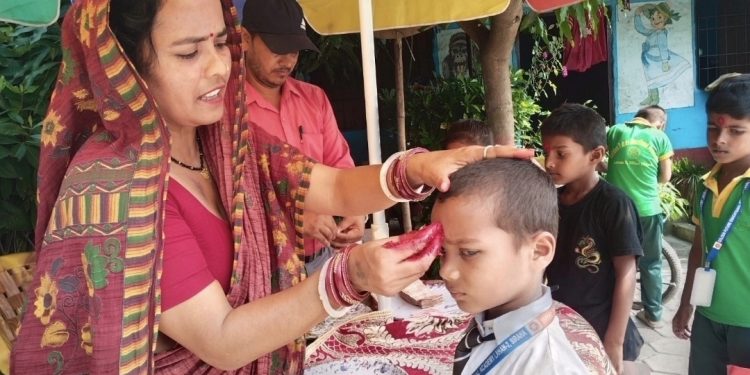 गोल्डेन फ्युचर स्कुलमा गुरुआमाबाट टीका थाप्दै बिद्यार्थी
